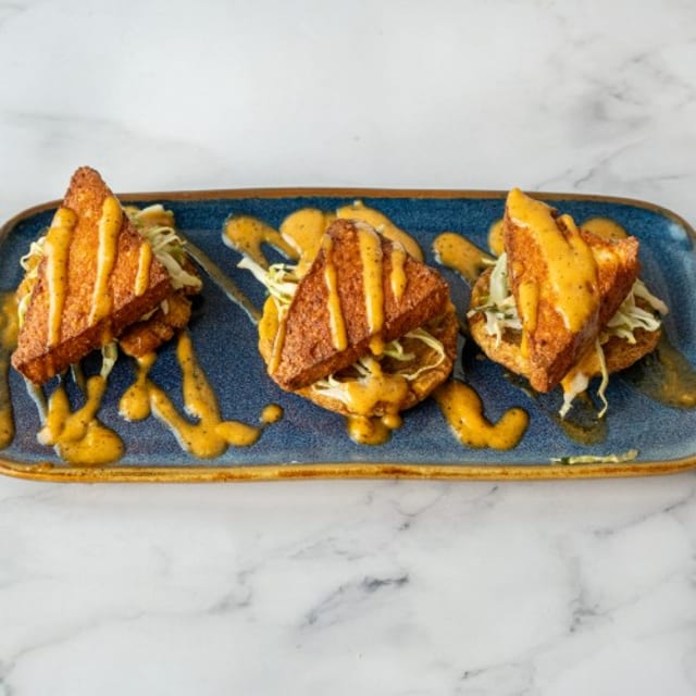 Tostones Con Queso Frito.