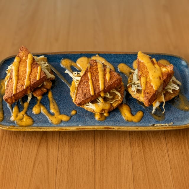 Tostones Con Queso Frito.